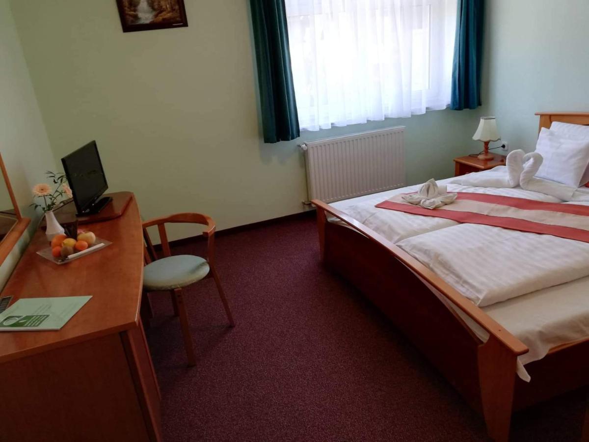 Gosztola Gyoengye-Az Erdo Szallodaja Bagian luar foto